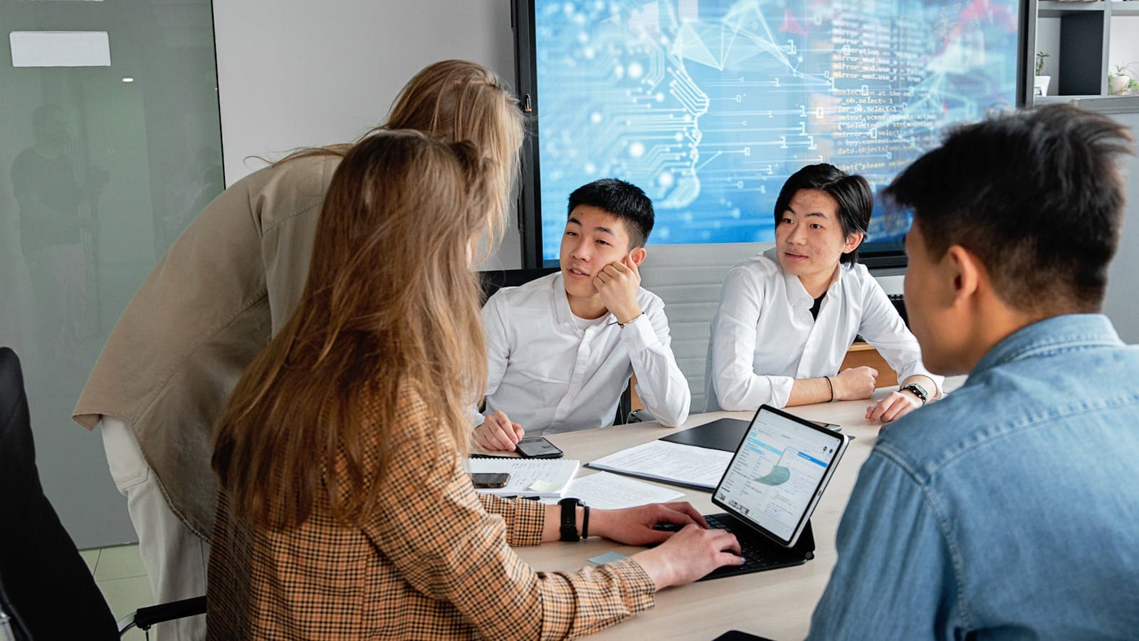 AI Knowledge & Meeting Intelligence operating environment